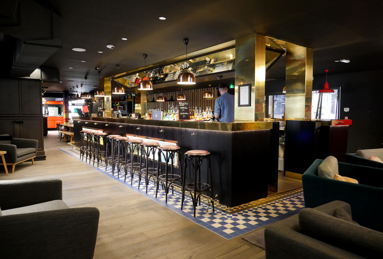 rocky pop hotel chamonix : le bar à cocktails