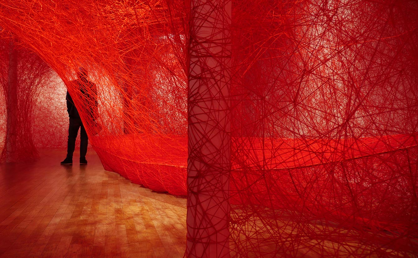 Exposition Paris : quand Chiharu Shiota tisse sa toile de fil rouge