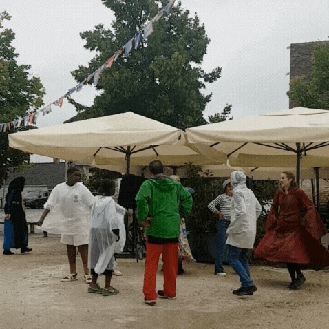 Cours de danse médiévale sur la place du Châtel