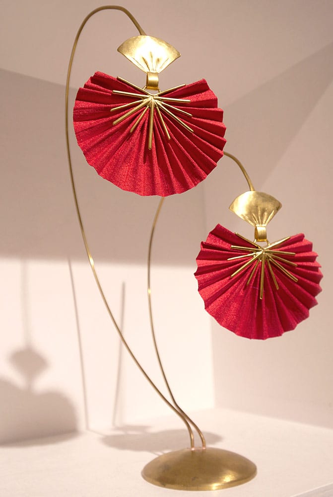 Boucles d'oreiles éventail à paillettes, Katerina Makriyianni. Photo glose.fr