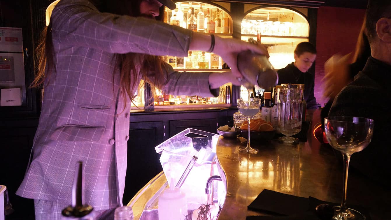 Ambiance au bar le Nonsense, paris 18e