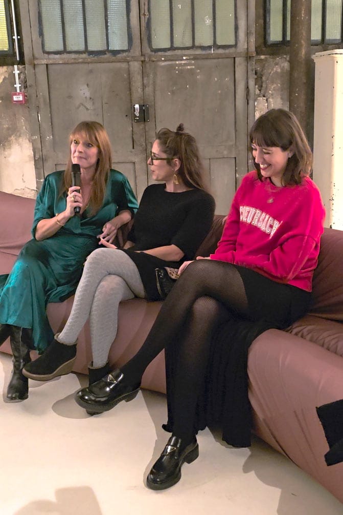 Michèle Bloch-Stuckens, à gauche, interviewe l'actrice Audrey Dana et la violoncelliste Camille Thomas.