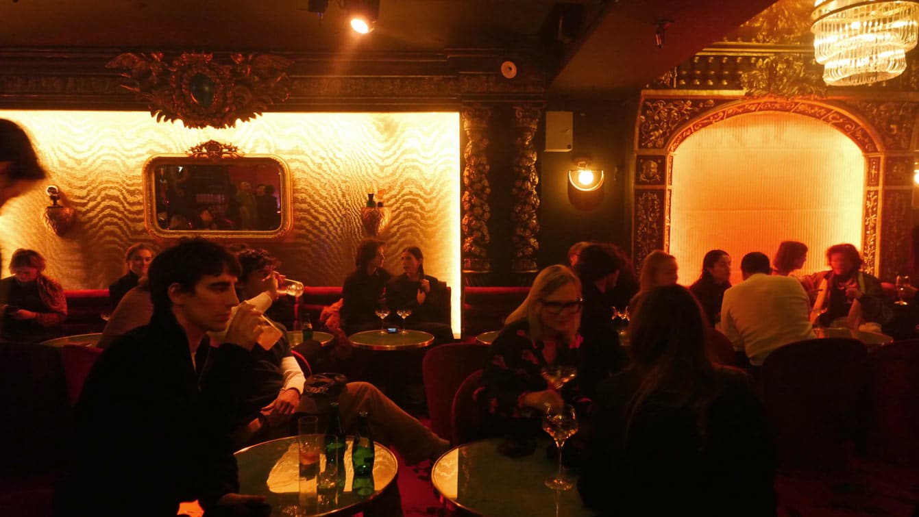 Ambiance au bar le Nonsense, paris 18e