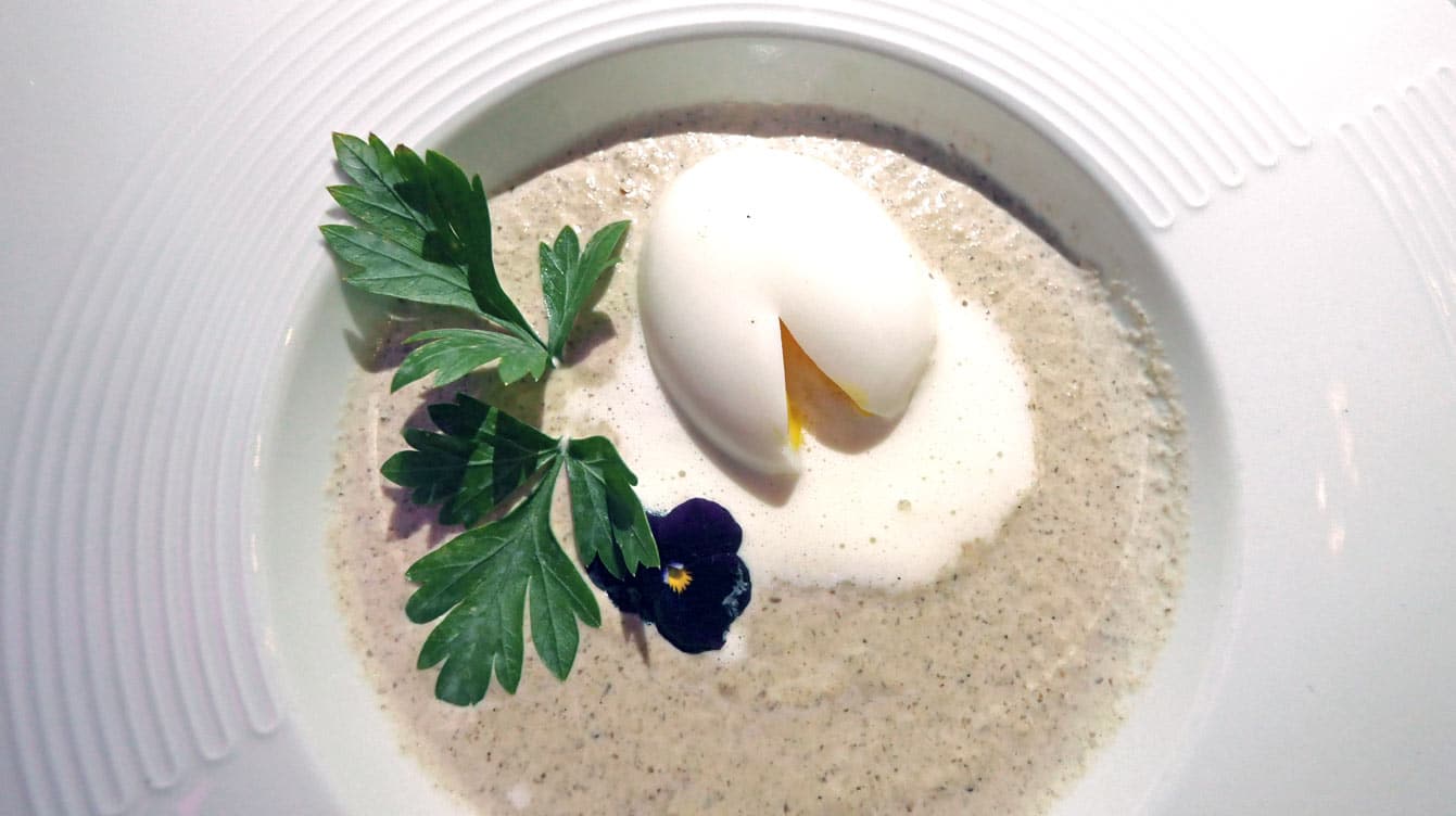 œuf parfait, crème de champignons forestiers, émulsion de parmesan