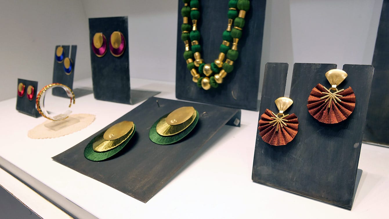 Boucles d'oreille et Collier Silda Katerina Makriyianni en laiton et soie - Collection The Story of a Thread"