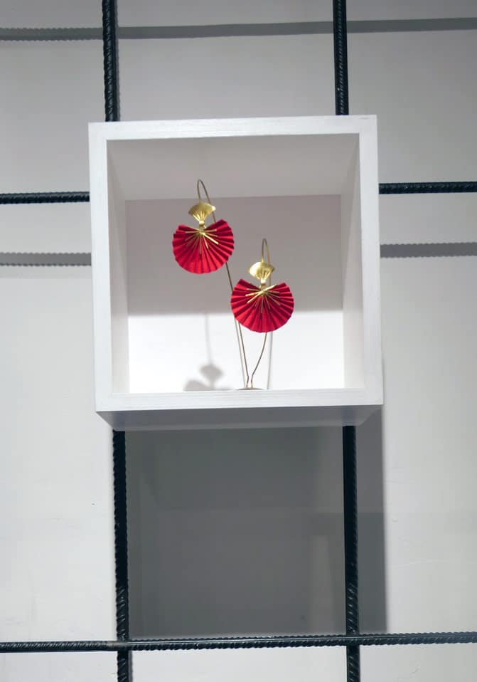 Boucles d'oreiles éventail à paillettes, Katerina Makriyianni. Photo glose.fr