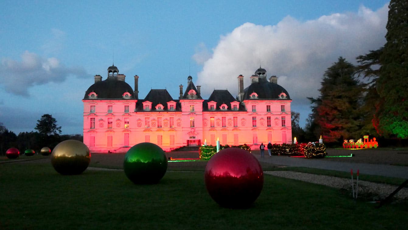Les jardins au château de Cheverny et le chateau vu de nuit