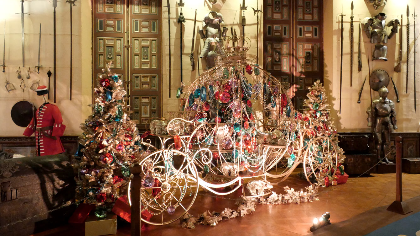 Carrosse lumineux dans la salle des armes, chateau de Cheverny