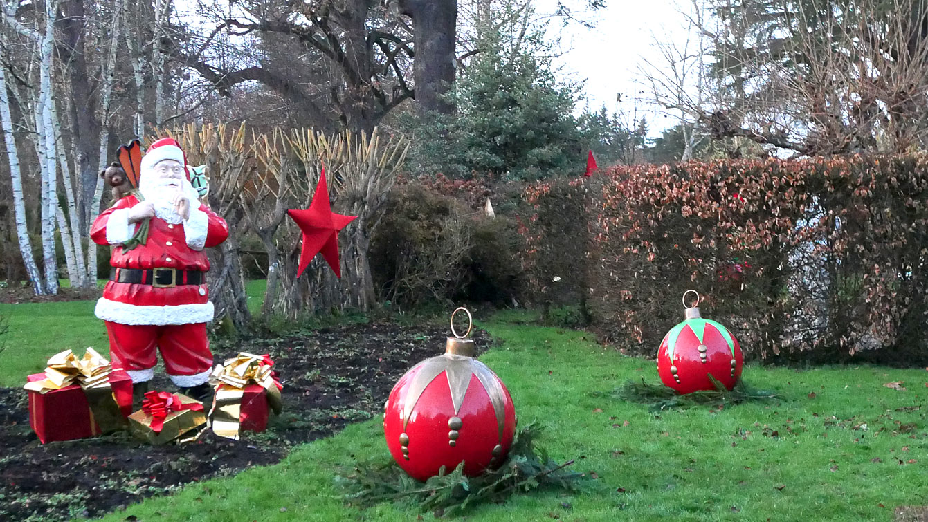 Père Noel dans dans le jardin du château de Cheverny