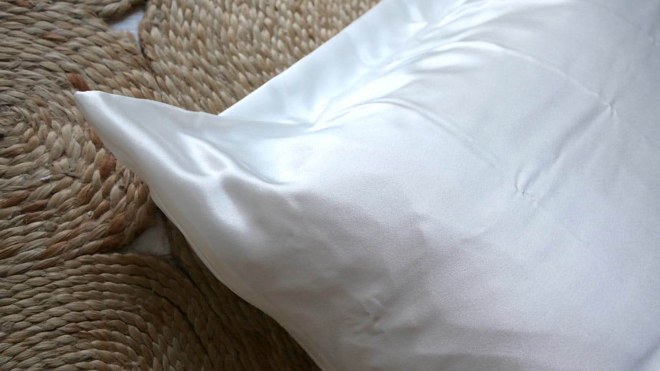 La taie d'oreiller en soie skincare infusée au cuivre Ivoire, Iseelk