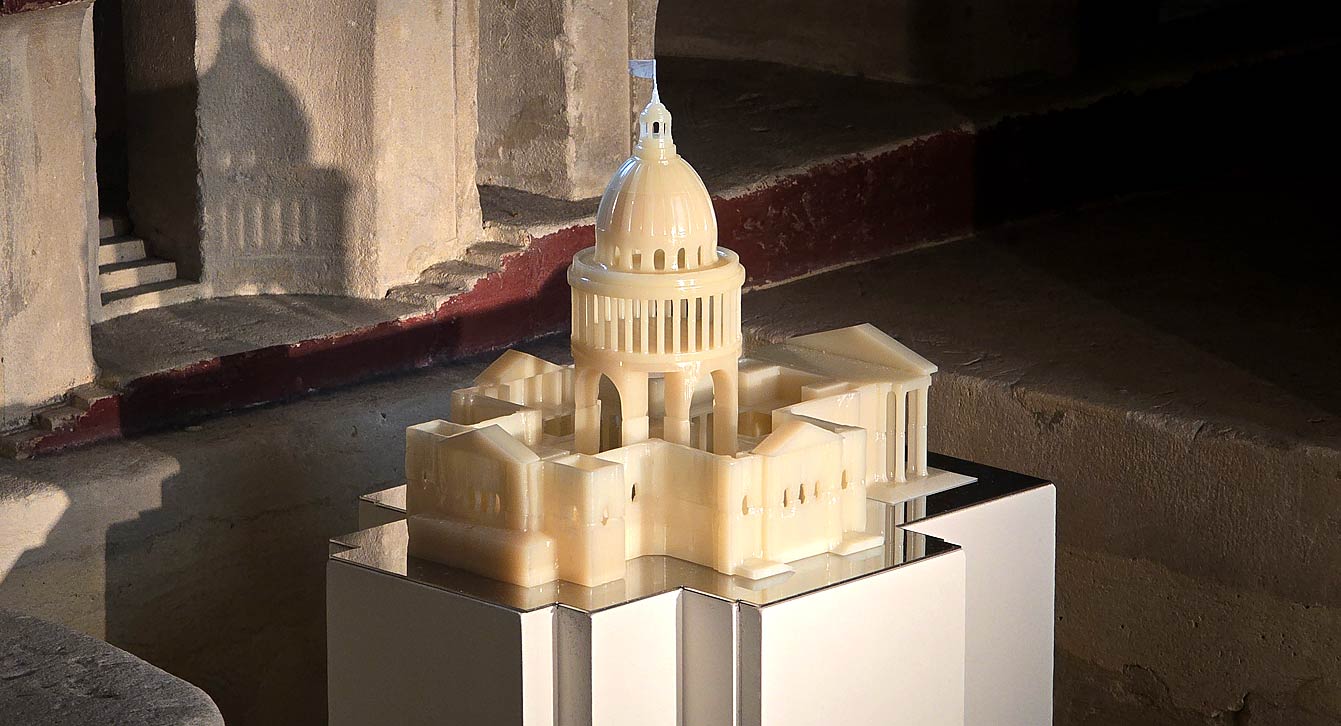 Nicolas Daubannes : Panthéon, 1871, Prothèse dentaire, dimensions variables, 2025 (dans la salle de la maquette)