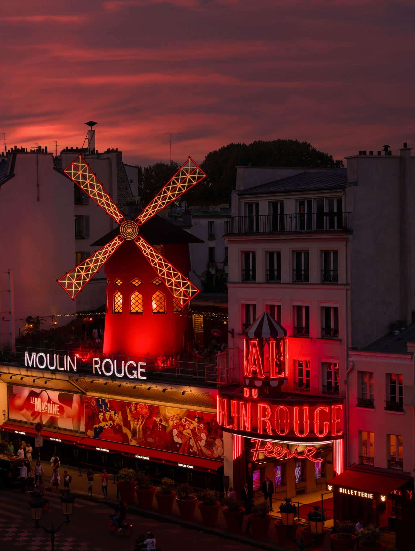 Saint-Valentin au Moulin Rouge : Plumes, bulles et grand spectacle