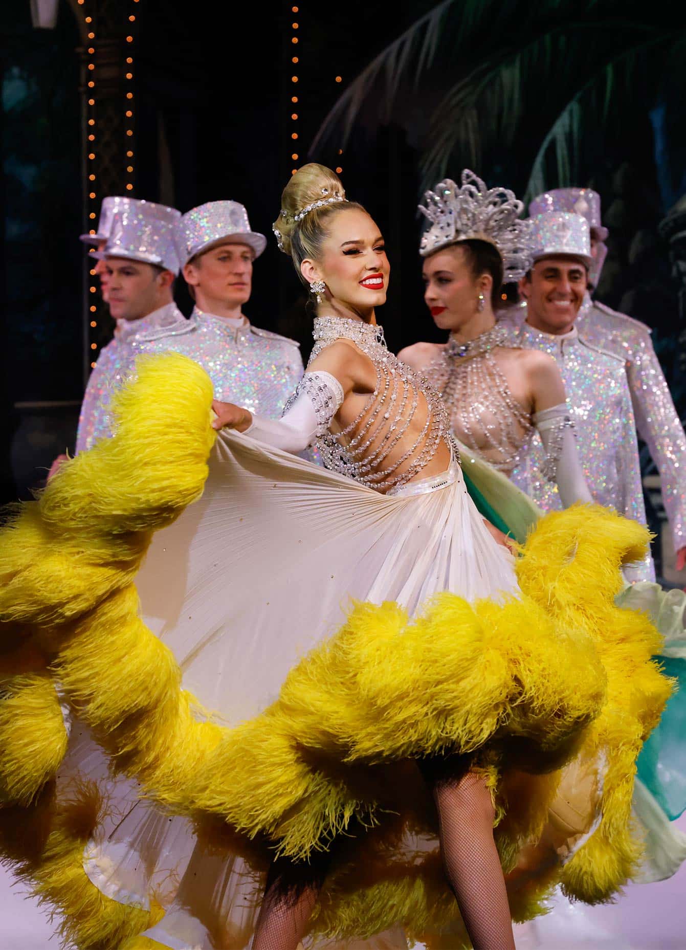 Saint-Valentin au Moulin Rouge : Plumes, bulles et grand spectacle