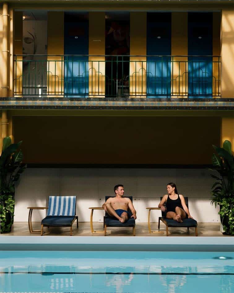Piscine Molitor : Une déclaration d'amour au bord de l'eau bleue