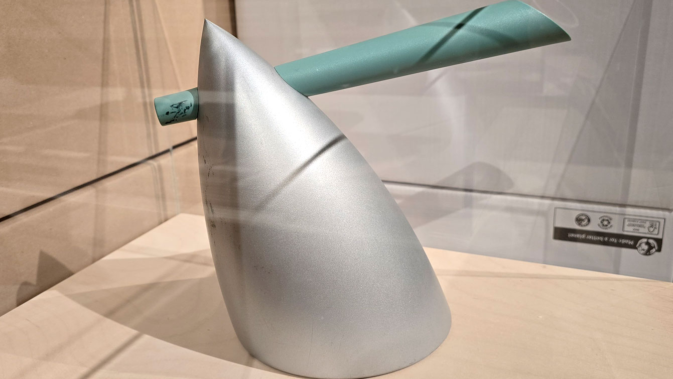 expo "FLOPS" au Musée des Arts et Métiers : bouilloire Hot Bertaa, Philippe Starck