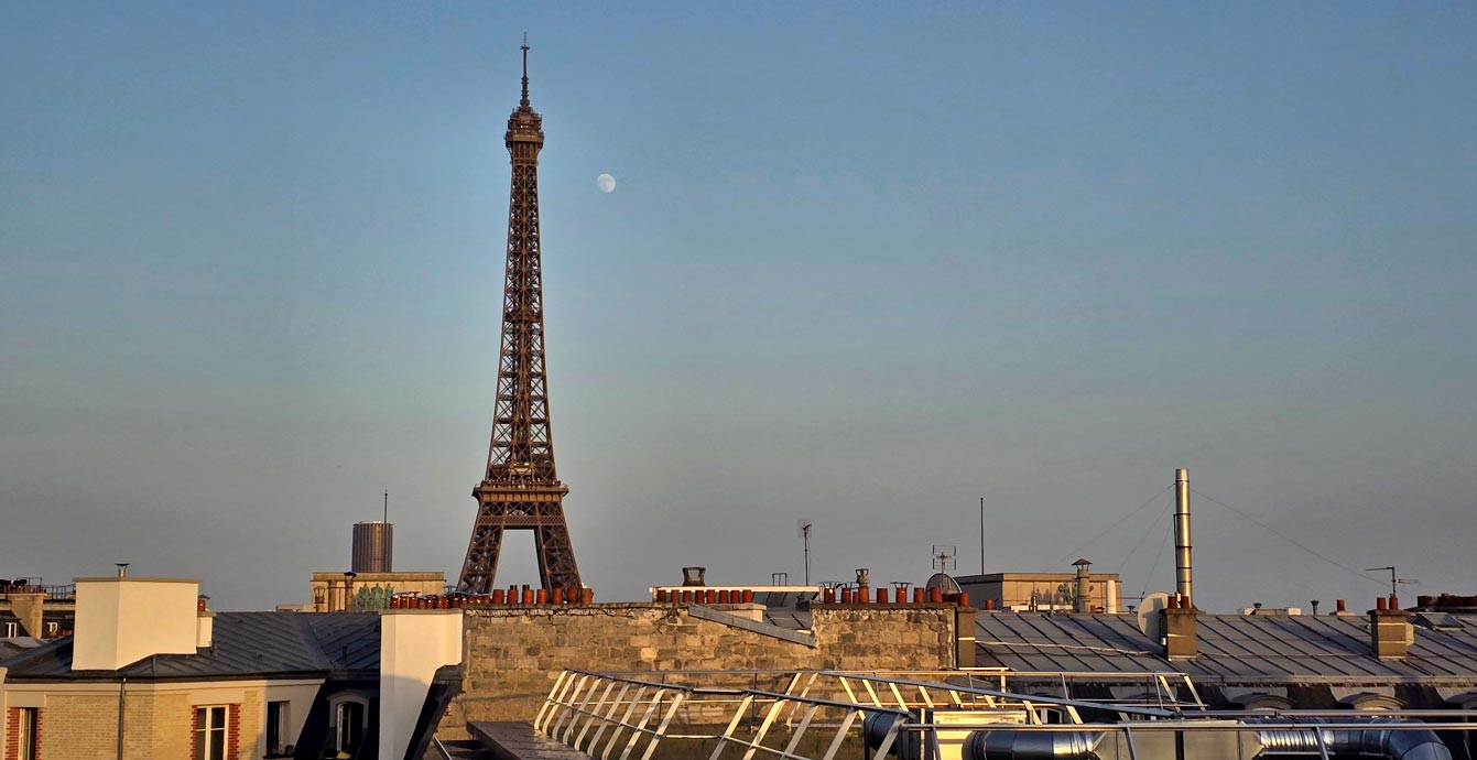 a terrasse Cote des Roses du Canopy by Hilton ; Vue de carte postale face à la Tour Eiffel...