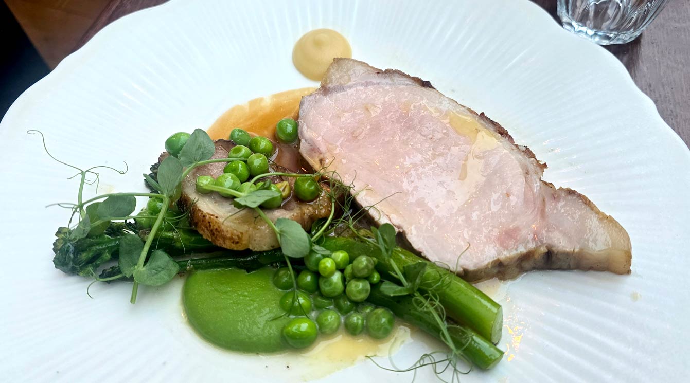 Côte de cochon, petits pois, brocoletti, condiment pomme