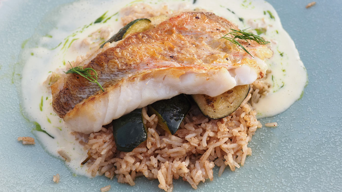 La dorade sébaste rôtie, riz pilaf et beurre blan