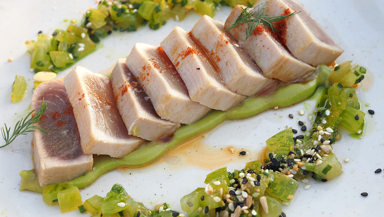 Le tataki de thon, avocat, tomate verte