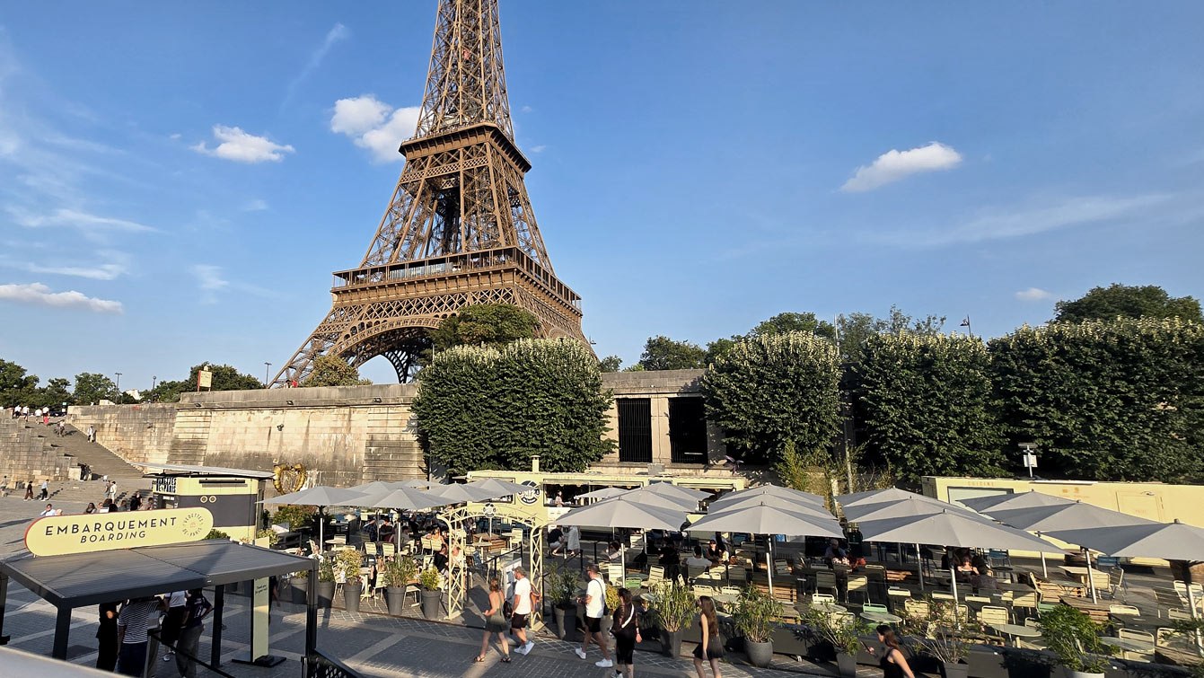 Vue du rooftop de Francette : la Tour Eiffel en vedette