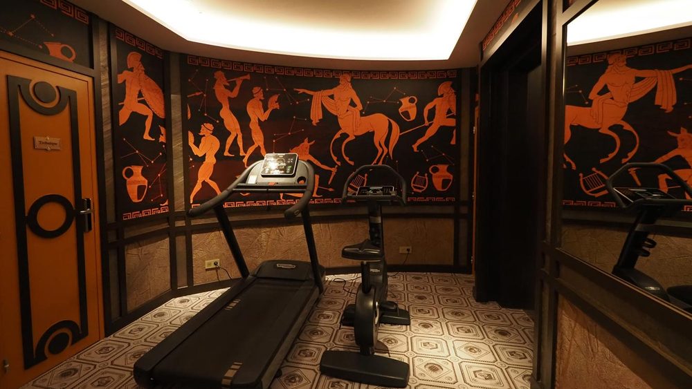 Salle de sport de l'hôtel Le Magnifique, fresques gréco-romaines rouge et noir, Vincent Darré Paris 14e