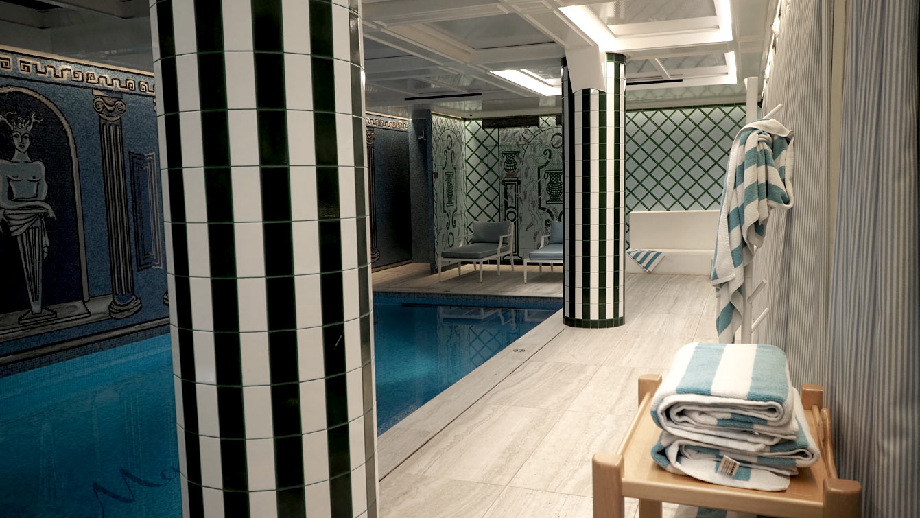 Piscine mythologique de l'hôtel Le Magnifique