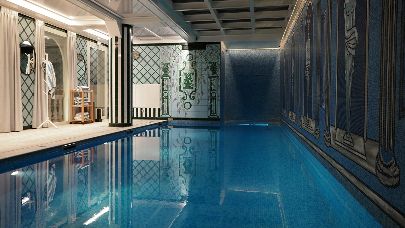 Piscine mythologique de l'hôtel Le Magnifique, mosaïques gréco-antiques et colonnes, Paris 14e