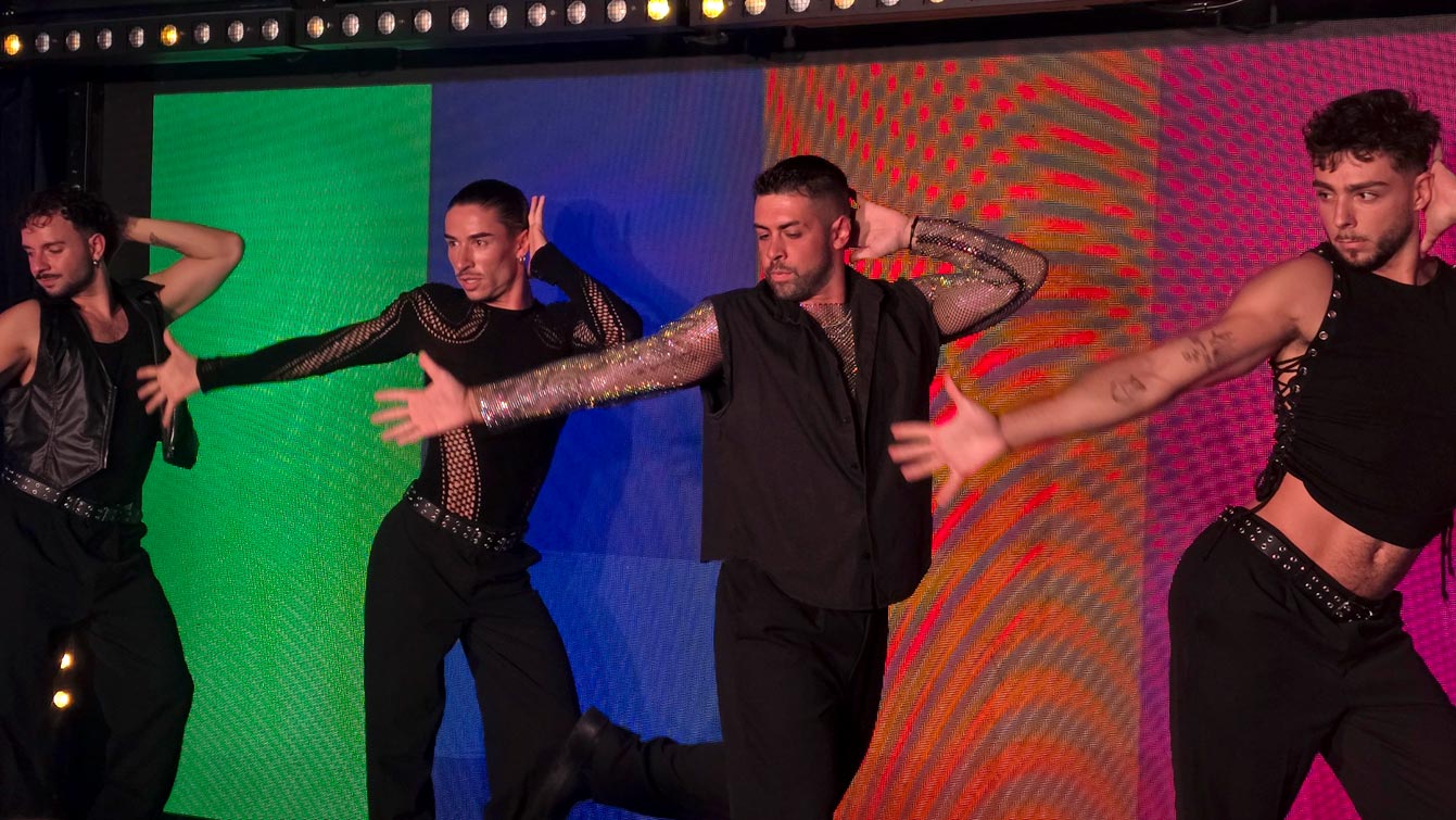 Lou Duprey : Le numéro d'ouverture à quatre danseurs, mené par Yoan Joao,
