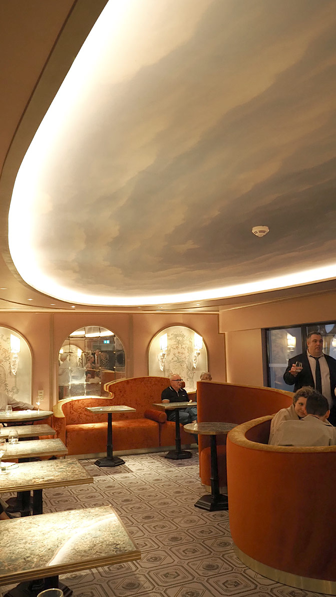 Bar Le Picabia de l'hôtel Le Magnifique, banquettes orange et piano à queue, Paris 14e