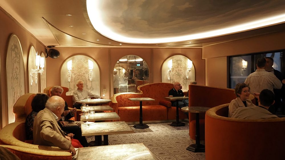 Bar Le Picabia de l'hôtel Le Magnifique, banquettes orange et piano à queue, Paris 14e