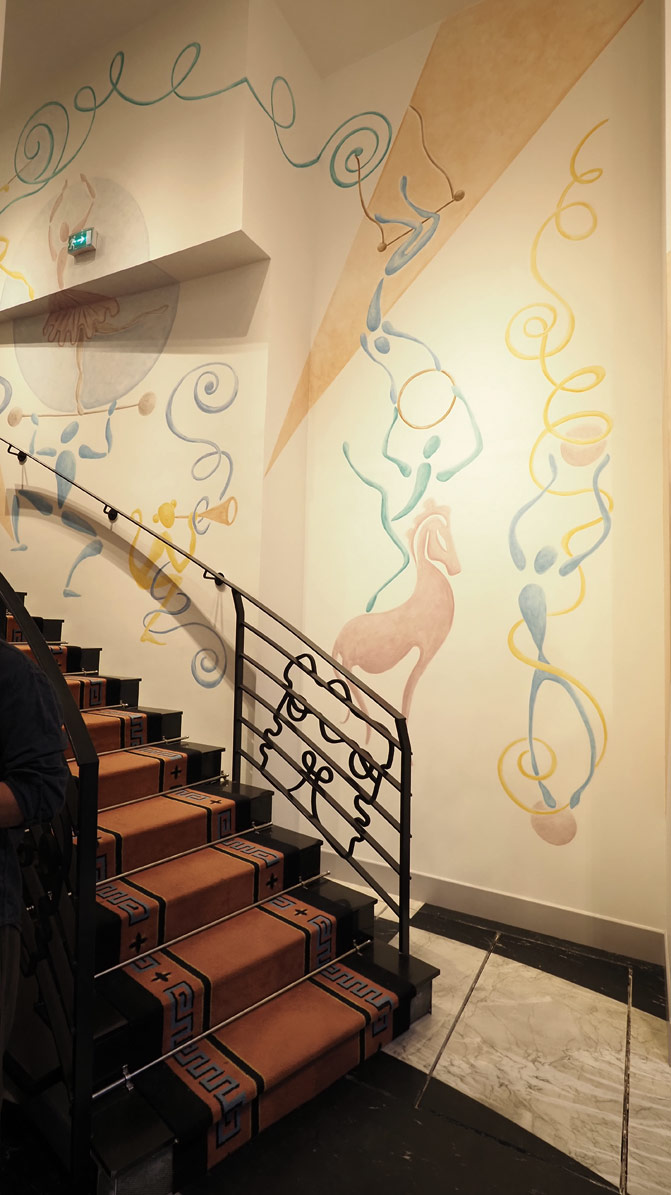 Escaliers de l'hôtel Le Magnifique, fresque murale colorée, décor Vincent Darré