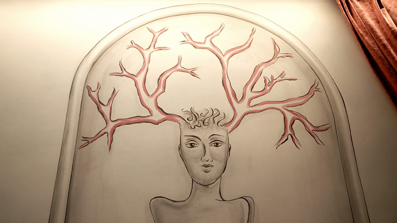 fresque d'un visage aux branches de corail, hôtel Le Magnifique de Vincent Darré