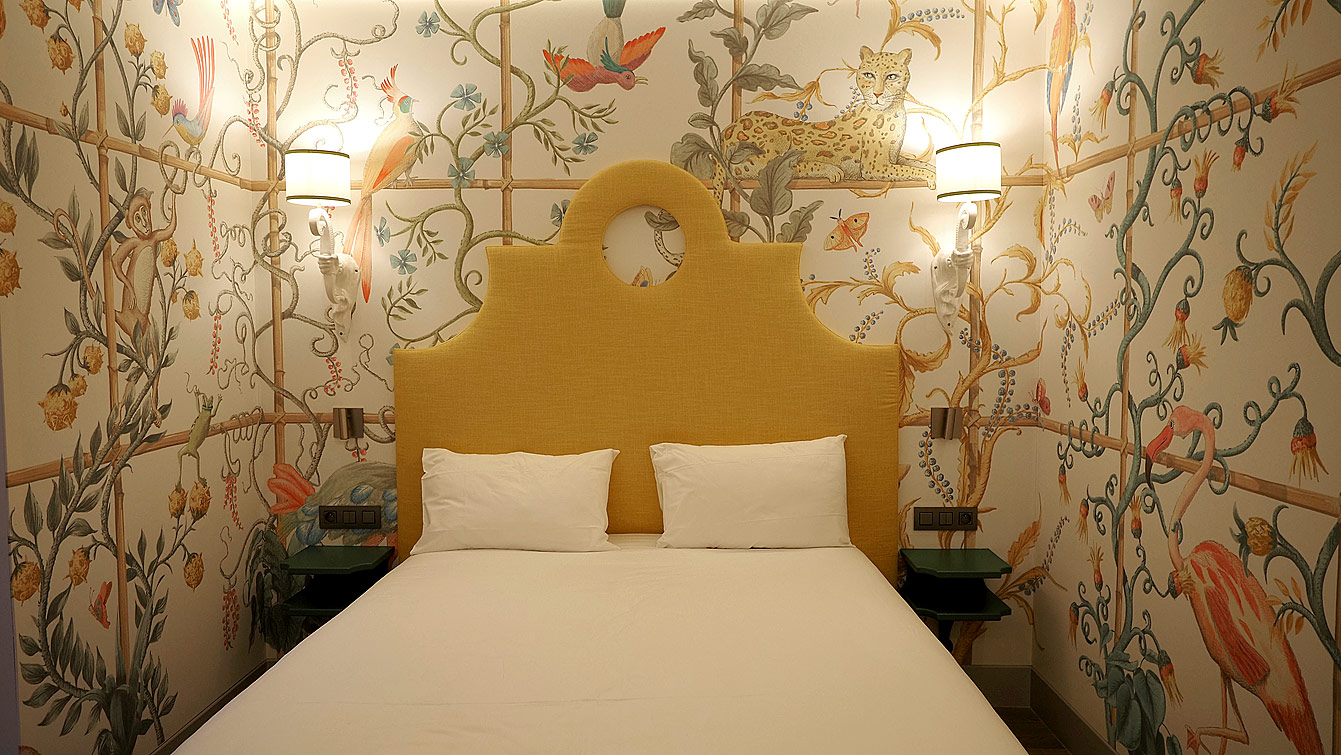 Chambre jaune (1er), hôtel Le Magnifique, papier peint aux oiseaux et terrasse, Paris 14e