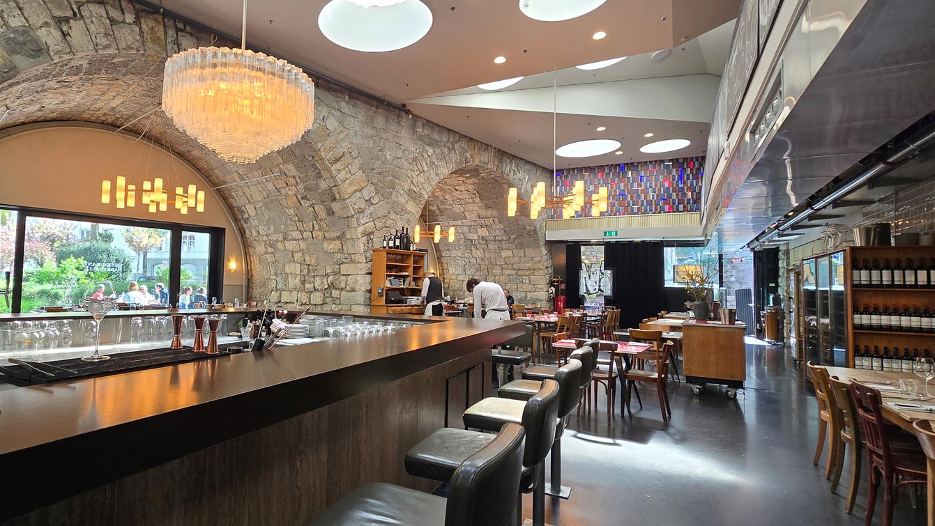 marché gourmand sous les arches de Im Viadukt