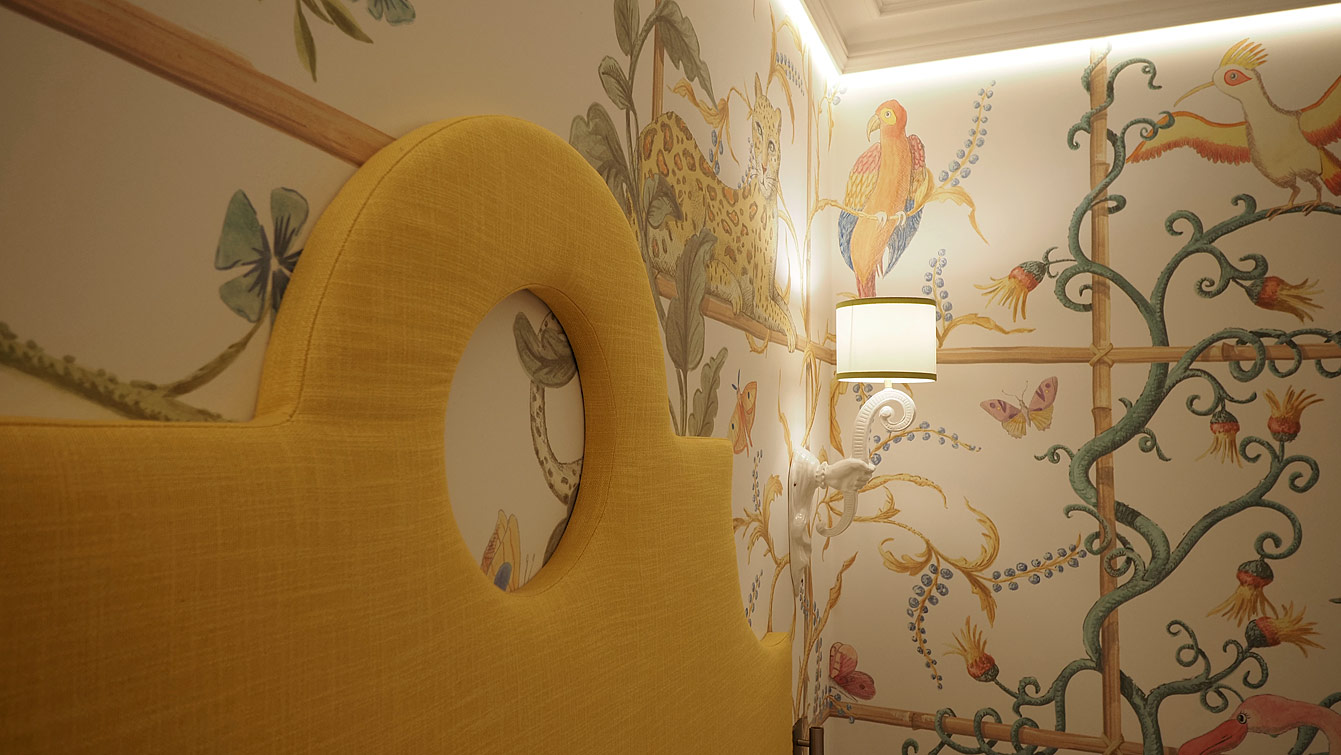 Chambre jaune (1er), hôtel Le Magnifique, papier peint aux oiseaux et terrasse, Paris 14e