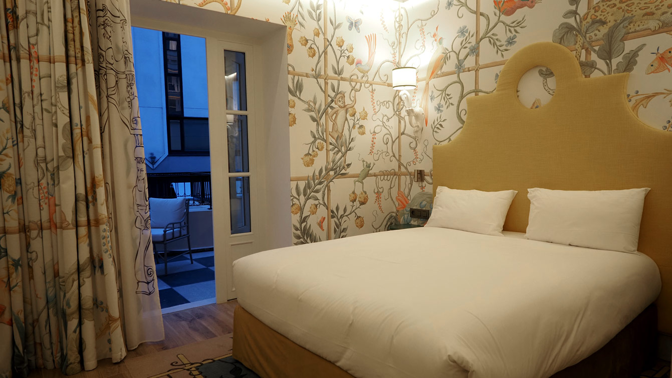 Chambre jaune (1er), hôtel Le Magnifique, papier peint aux oiseaux et terrasse, Paris 14e