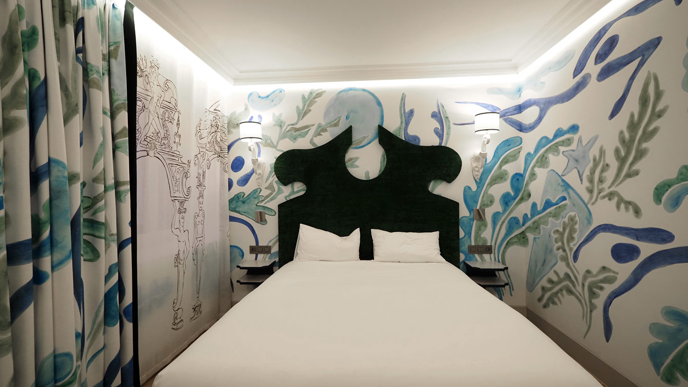 Chambre et couloir abysses de l'hôtel Le Magnifique, fresques marines et coraux dorés, décor Vincent Darré