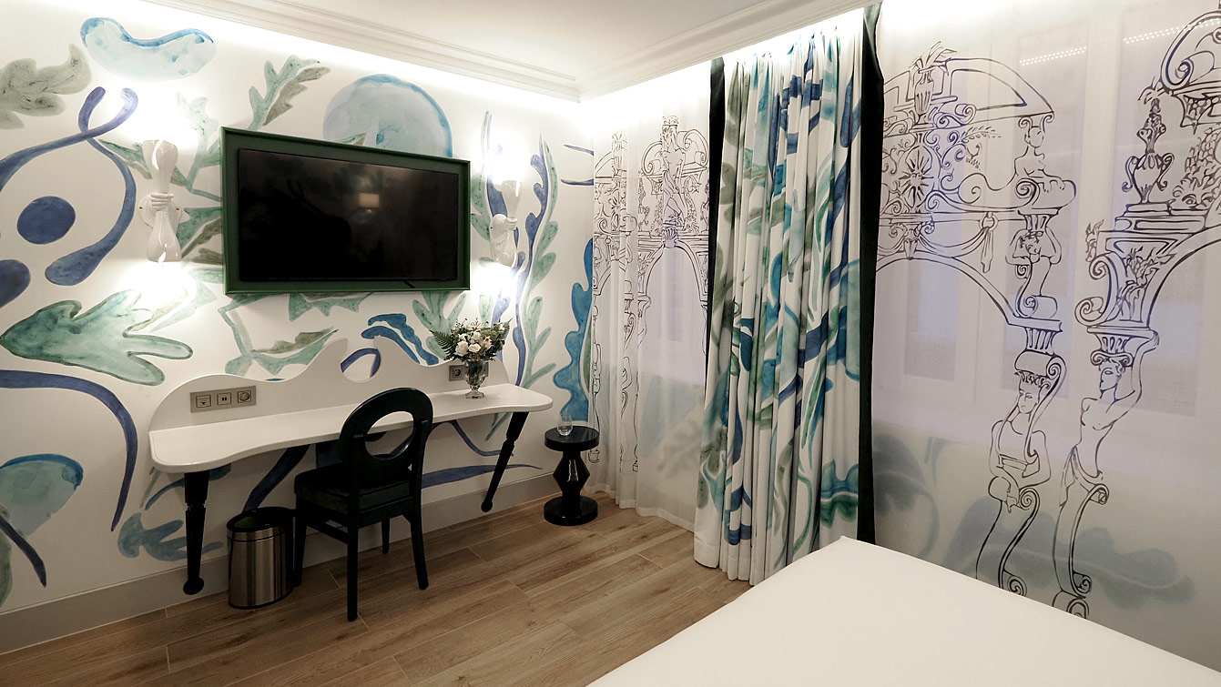 Chambre et couloir abysses de l'hôtel Le Magnifique, fresques marines et coraux dorés, décor Vincent Darré