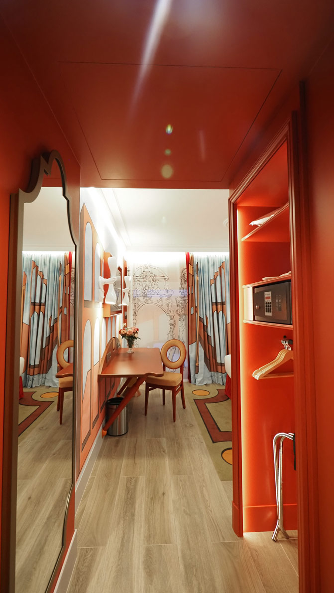 Chambre rouge de l'hôtel Le Magnifique, décor en trompe-l'œil aux arches, Vincent Darré Paris 14e
