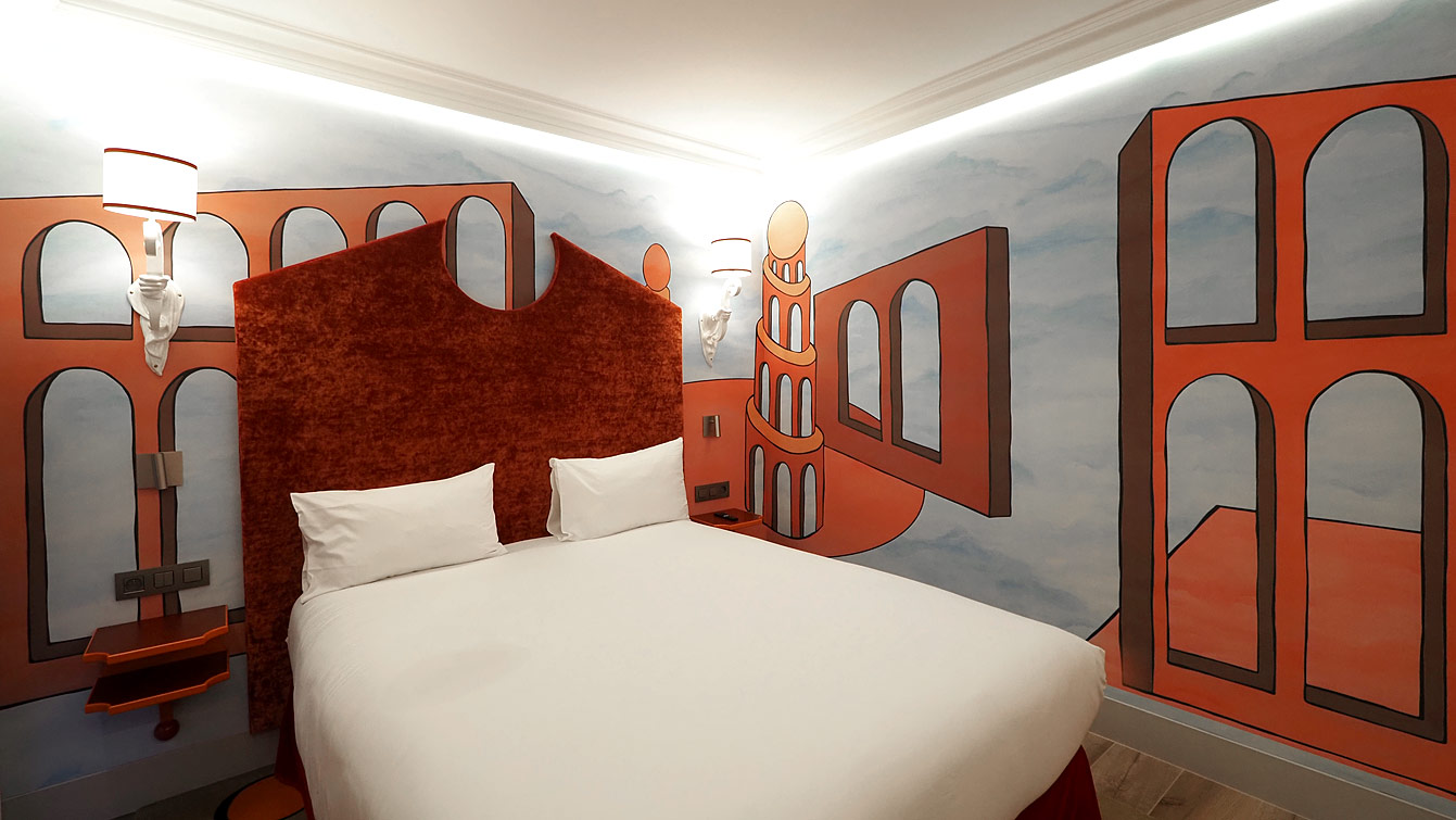 Chambre rouge de l'hôtel Le Magnifique, décor en trompe-l'œil aux arches, Vincent Darré Paris 14e