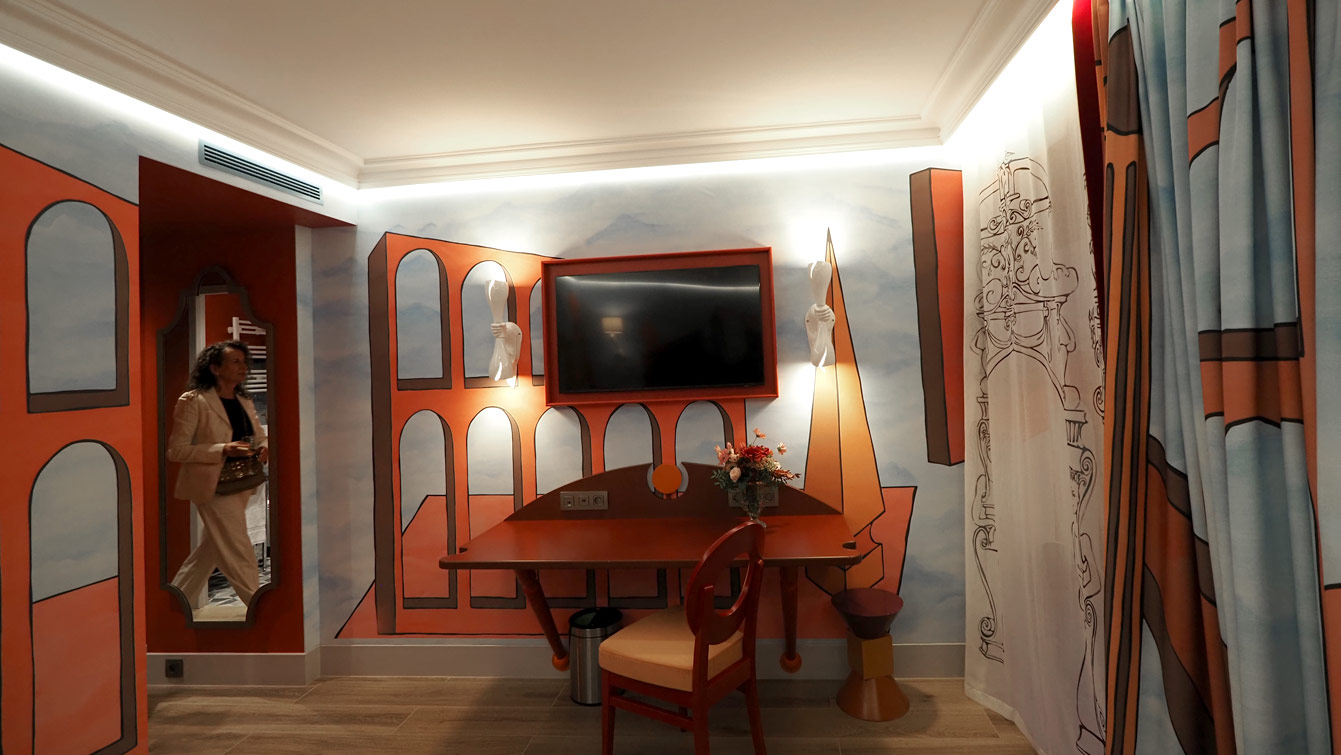 Chambre rouge de l'hôtel Le Magnifique, décor en trompe-l'œil aux arches, Vincent Darré Paris 14e