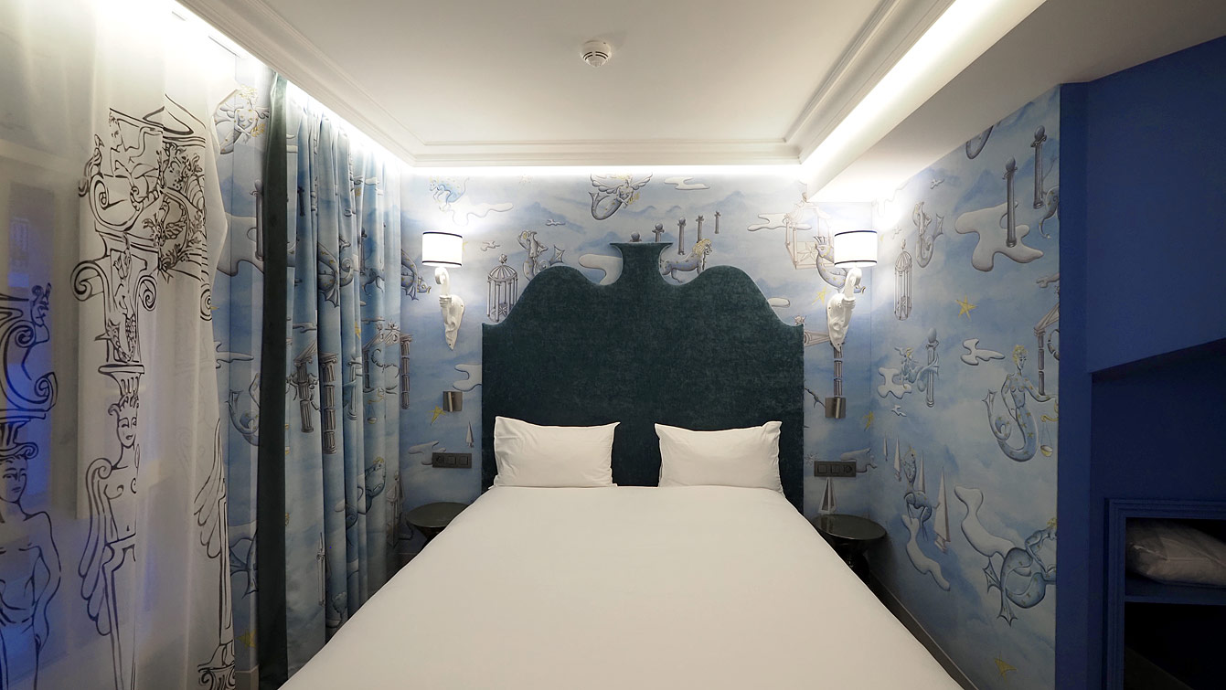 Chambre bleue voie lactée de l'hôtel Le Magnifique, papier peint ciel étoilé et signes du zodiaque, Vincent Darré Paris 14e