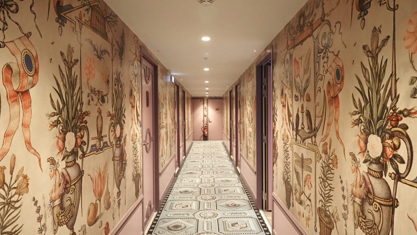 Couloirs en trompe-l'œil de l'hôtel Le Magnifique, fresques marines, florales et façades à l'italienne, décor Vincent Darré