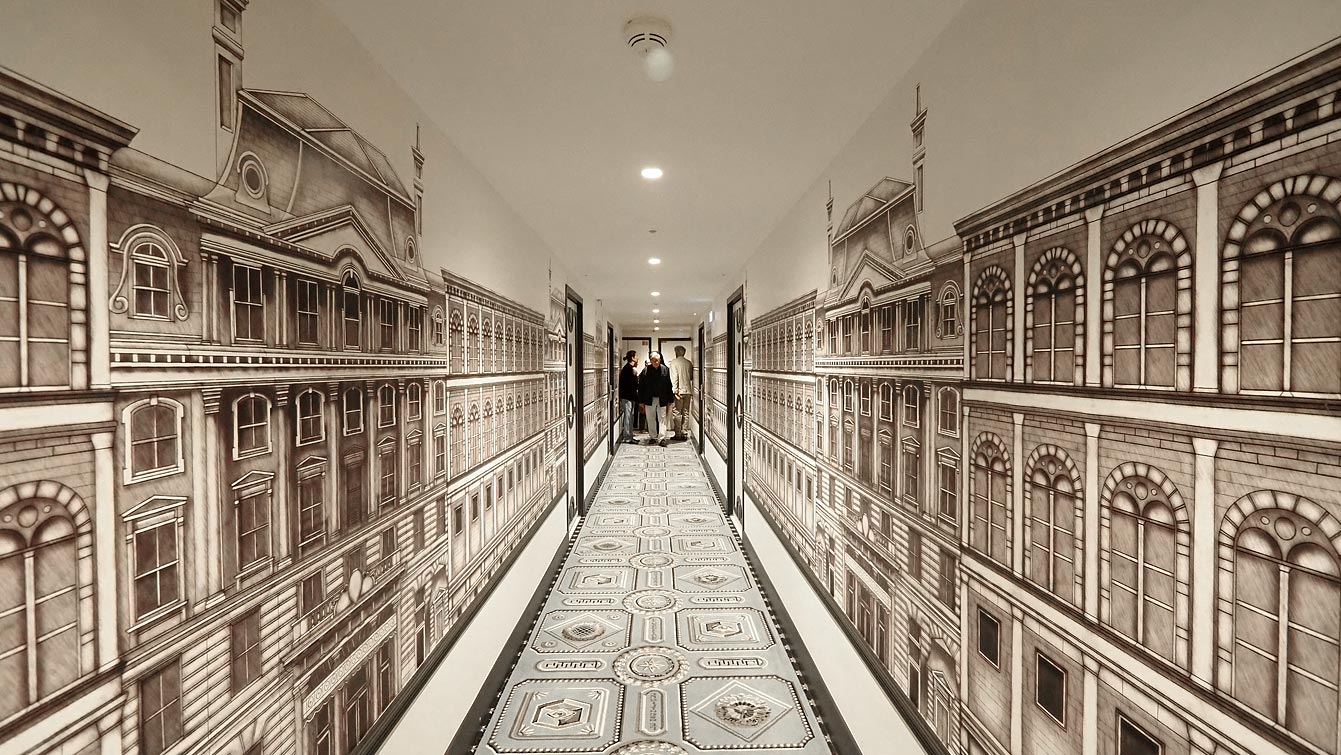 Couloirs en trompe-l'œil de l'hôtel Le Magnifique, fresques marines, florales et façades à l'italienne, décor Vincent Darré