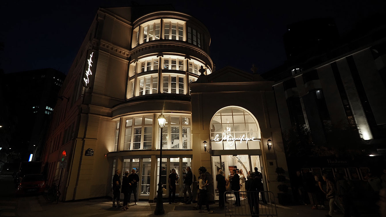 Façade de nuit de l'hôtel Le Magnifique rue de la Gaîté, enseigne lumineuse, soir d'inauguration, Paris 14e
