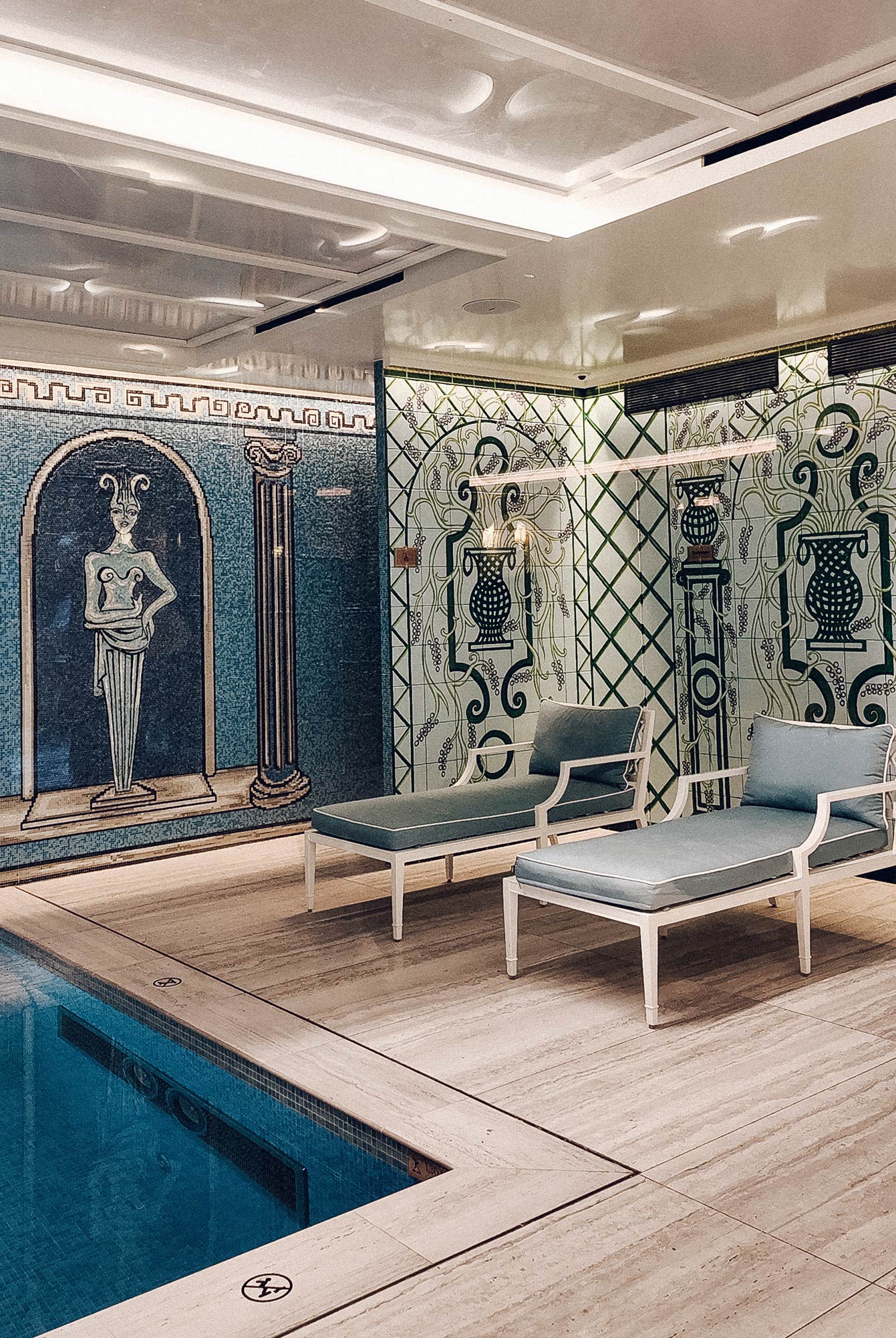Piscine mythologique de l'hôtel Le Magnifique, mosaïques gréco-antiques Paris 14e