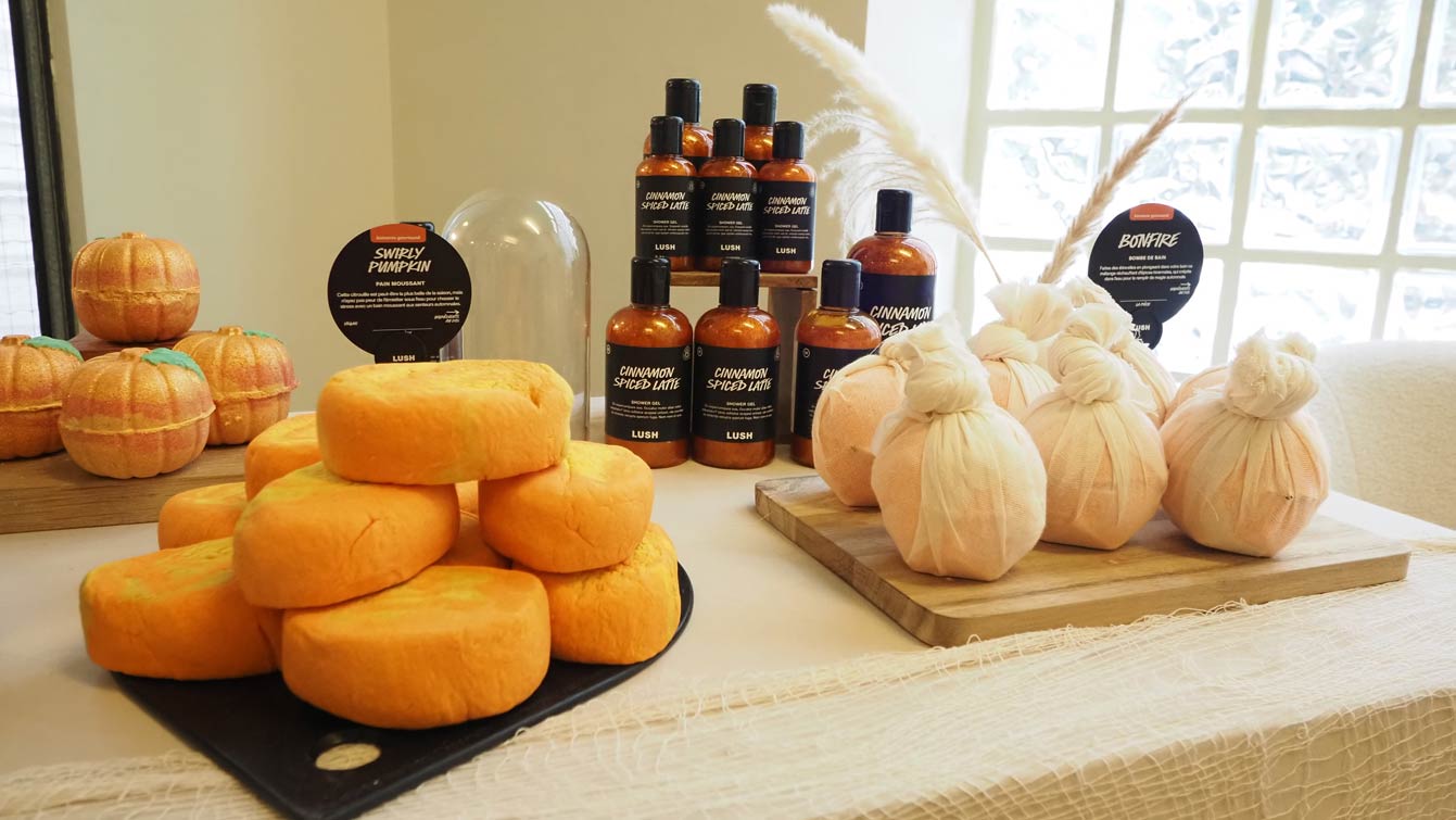 Bonfire- Bombe de bain à gauche, collection Automne Lush