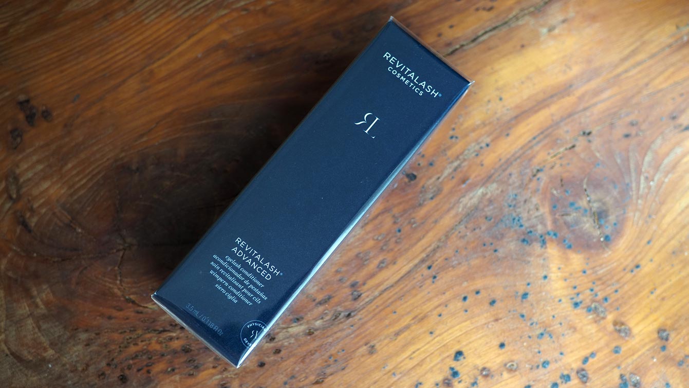 Boîte bleu nuit et tube argenté du sérum RevitaLash Advanced 3,5 ml