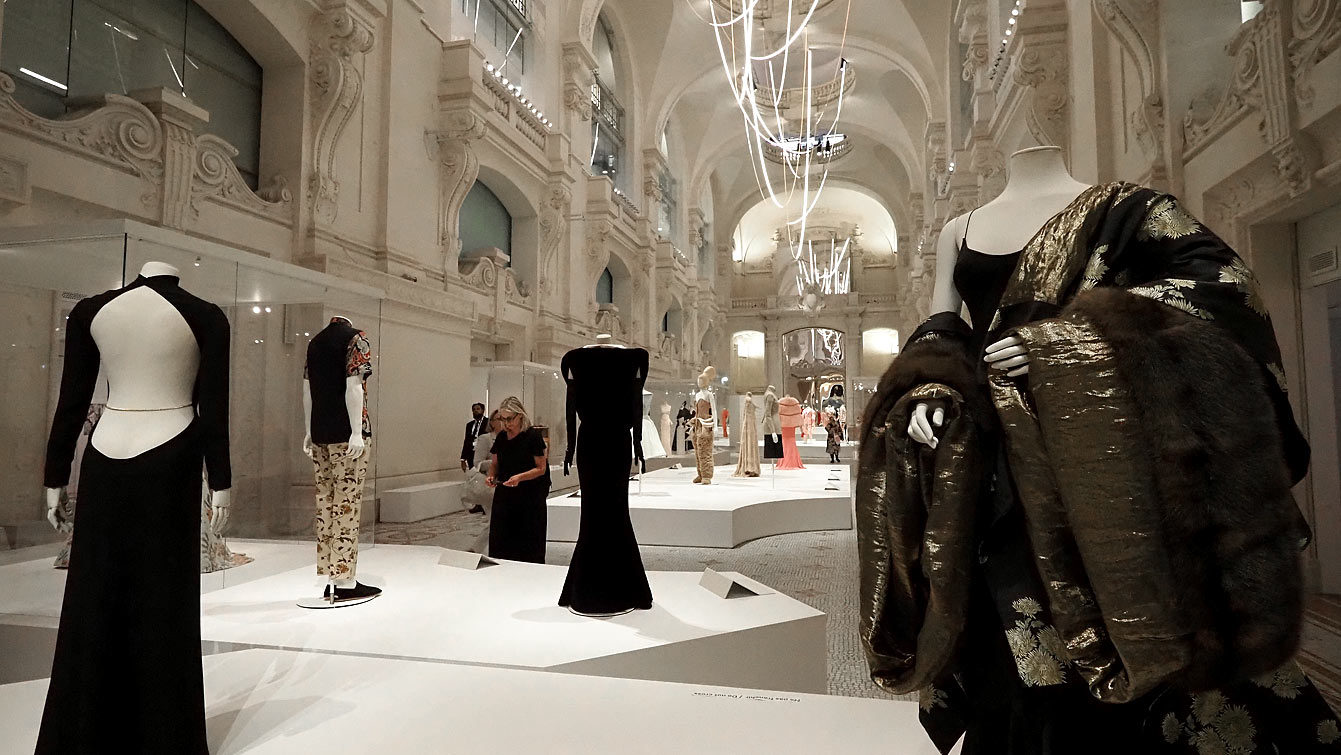 la nef de l'exposition Look au musée des Arts décoratifs et ses quarante silhouettes