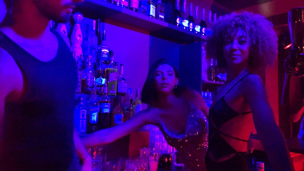 Robe à sequins et body noir ajouré : au bar du Zouzou, les serveuses portent elles aussi la tenue de soirée.